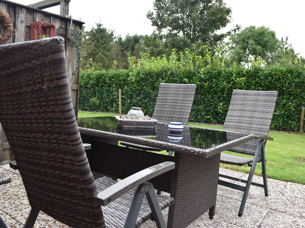 Terrasse mit Gartenmöbeln