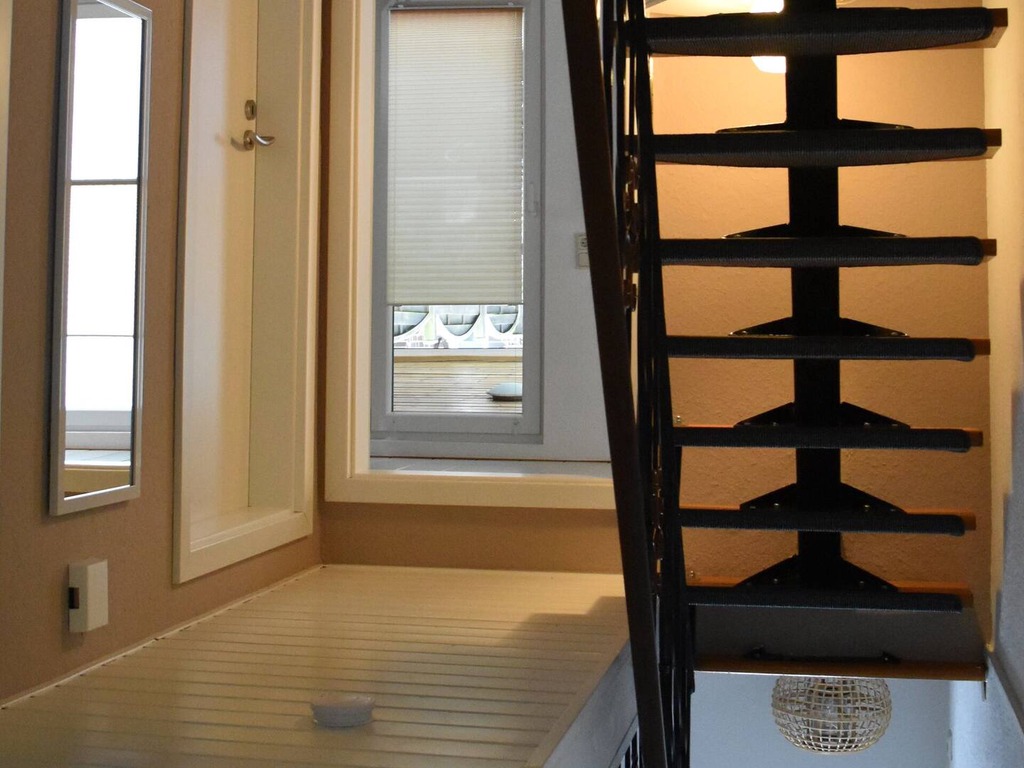 Flur mit Wendeltreppe ins Obergeschoss