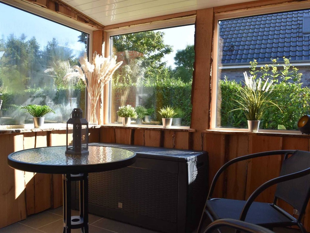 Sonniger Wintergarten mit Blick in den Garten