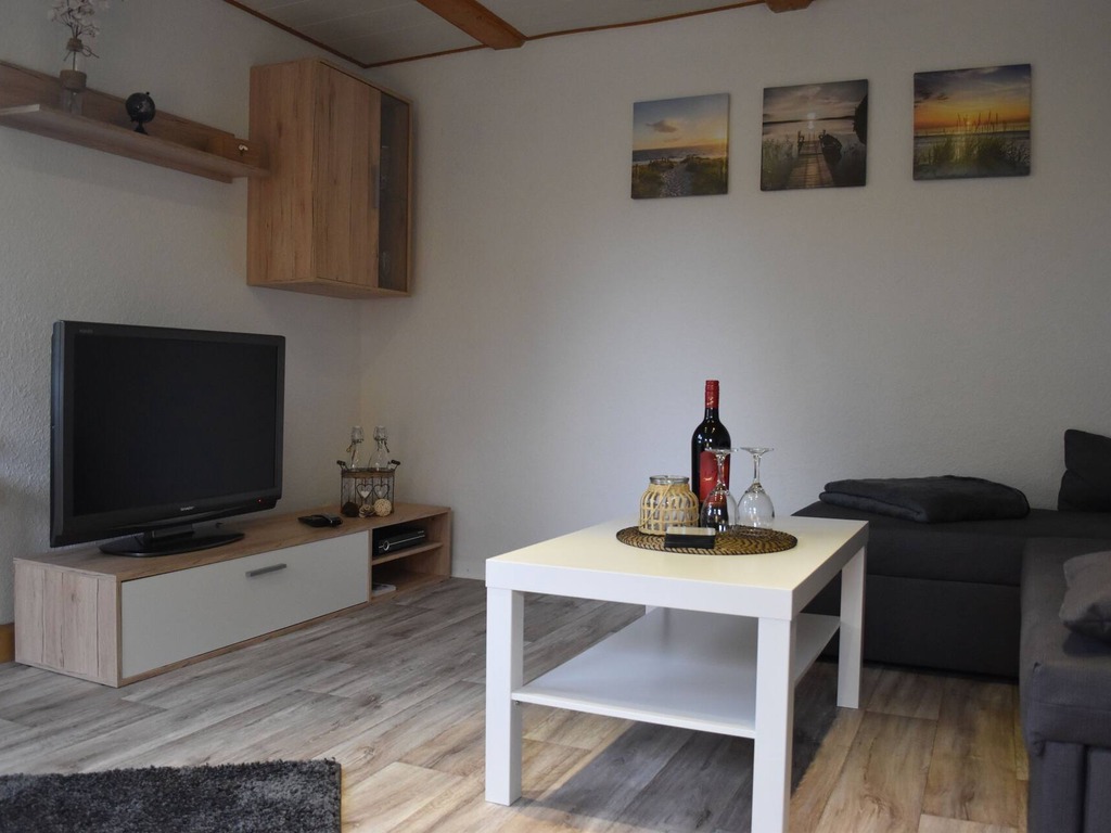 Heller Wohnbereich mit Sofa und Smart-TV